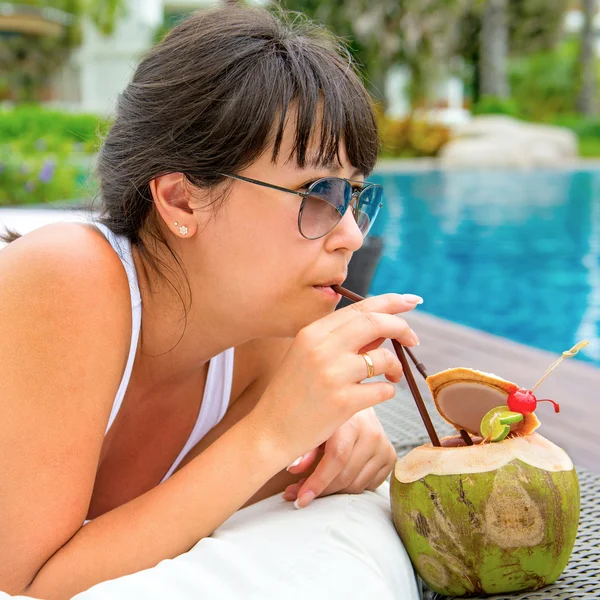 Közeli portré fiatal csinos nő iszik kókusz koktél — Stock Fotó