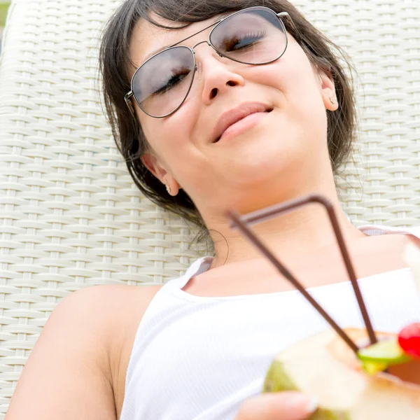 Nahaufnahme Porträt junge hübsche Frau mit Sonnenbrille in der Sonne liegen — Stockfoto