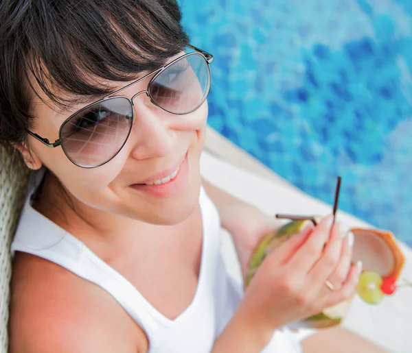 Närbild porträtt unga vackra kvinnan dricka kokosnöt cocktail — Stockfoto