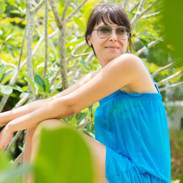 Close-up portret van jonge mooie vrouw met de blauwe jurk en Stockafbeelding