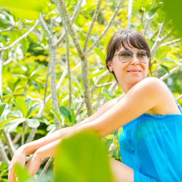 Close-up portret van jonge mooie vrouw met de blauwe jurk en Stockfoto