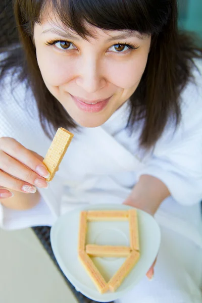 Close-up πορτρέτο της όμορφη κοπέλα με οργή τρώει γκοφρέτα — Φωτογραφία Αρχείου