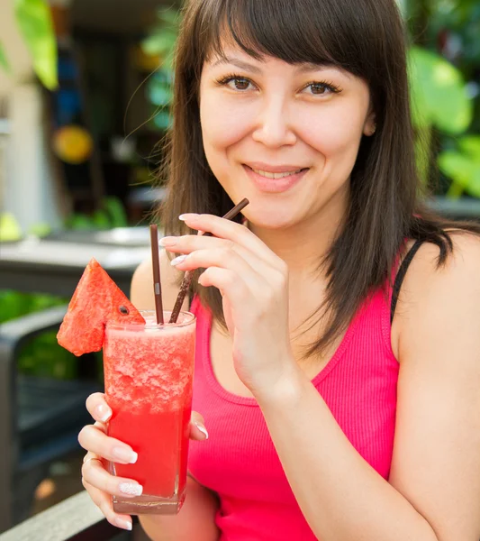 Close-up retrato de jovem mulher sorridente com o suco — Fotografia de Stock