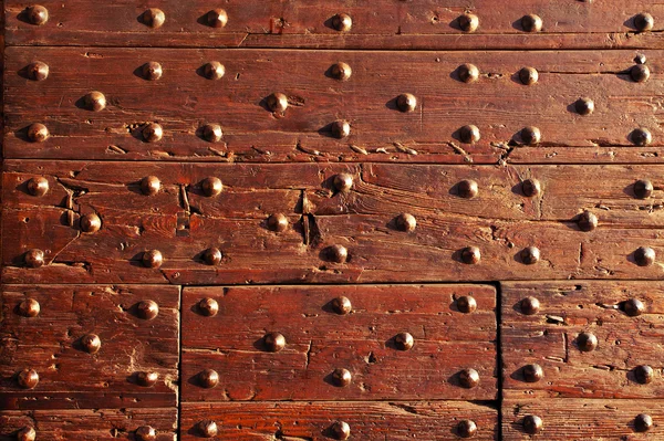 Alte Holzwand mit Nägeln — Stockfoto