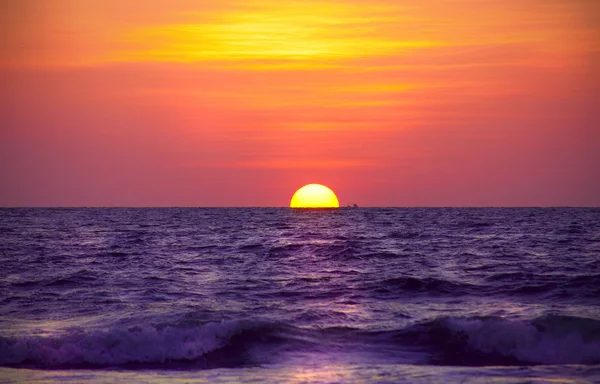 Zonsondergang bij de oceaan — Stockfoto