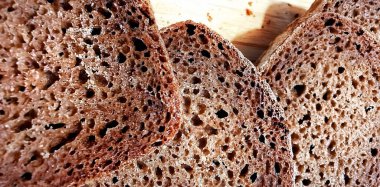 Tahtaya yakın, üç lezzetli parça ekmek.