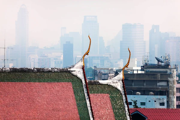 Rode Betegelde Daken Van Tempels Wolkenkrabbers Als Achtergrond Mistig Bangkok — Stockfoto