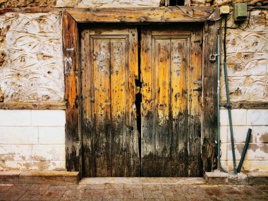  Çatlak ahşap kapı, kaldırım, sokak, gündüz