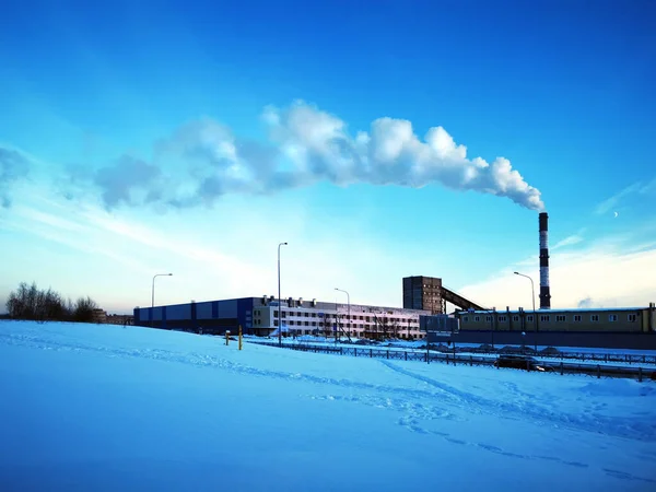 白い煙が立つ高いパイプを持つ工業団地の光景 — ストック写真