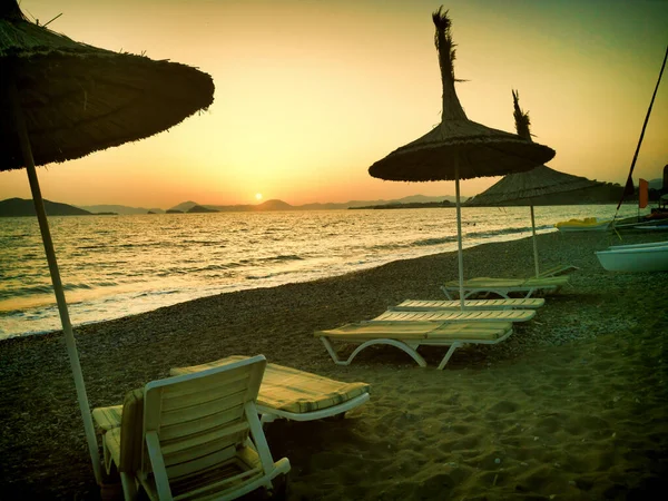 Amateur Film Photo Sea Beach Sun Beds Umbrellas Sunset — Stockfoto
