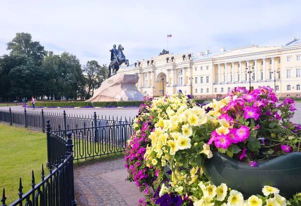 Monumento Pedro Grande Flores Vegetação Redor São Petersburgo Rússia — Fotografia de Stock