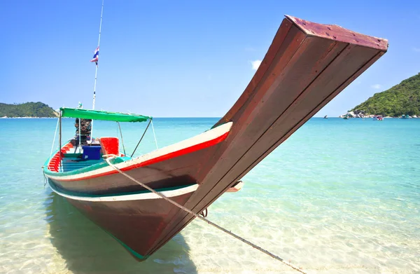 Ein Schönes Farbiges Thailändisches Boot Nahaufnahme Blaues Meer Mit Sandigem — Stockfoto