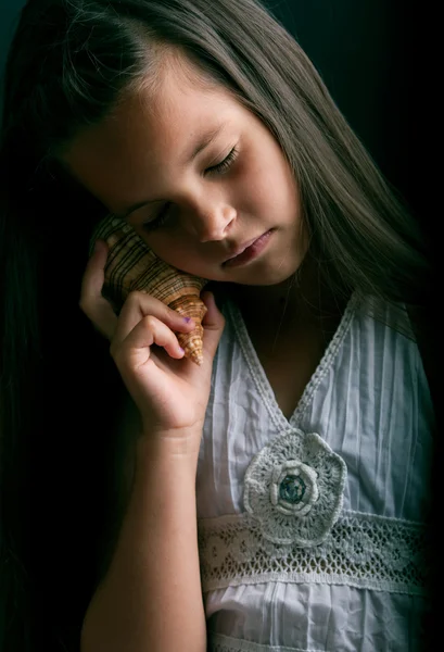 Молодая девушка со скорлупой — стоковое фото
