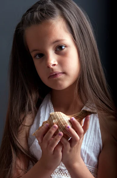 Giovane ragazza in possesso di shell — Foto Stock