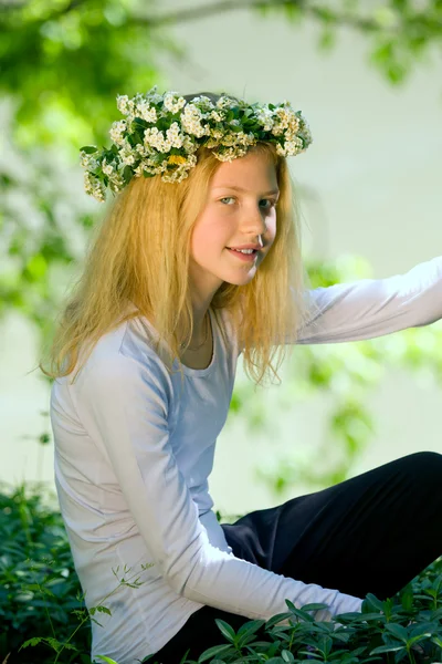 Ung flicka i parken — Stockfoto