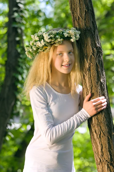 Young girl in park — Stock Photo, Image