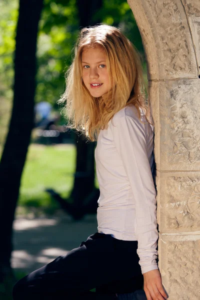 Ung flicka i parken — Stockfoto