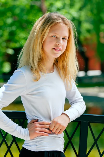 Young girl in park — Stock Photo, Image