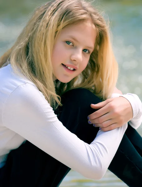 Young girl in park — Stock Photo, Image