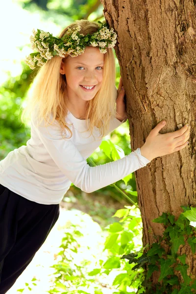 Ung flicka i parken — Stockfoto