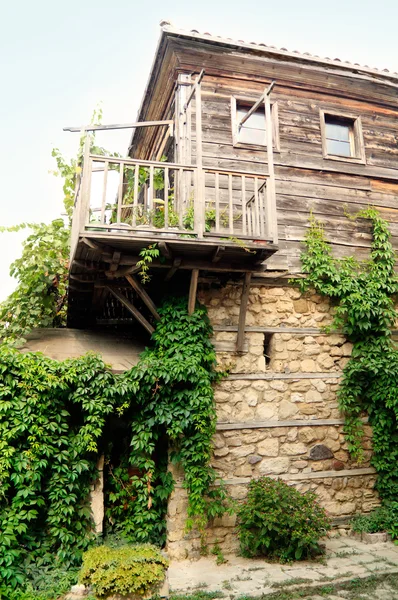 Фрагмент старого деревянного дома — стоковое фото