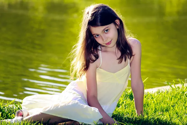 Jeune fille dans le parc — Photo