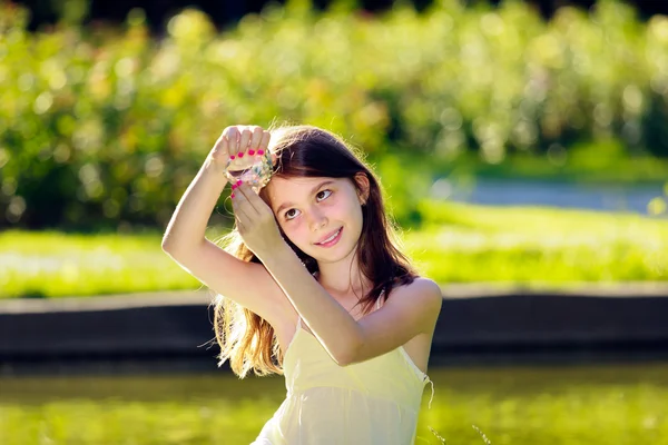 Young girl in park — Stock Photo, Image