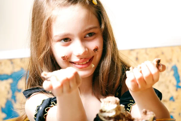 Mladá dívka v cukrovinkách — Stock fotografie