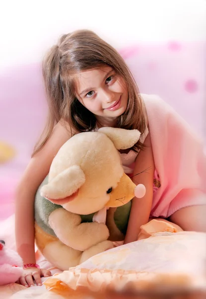 年轻女孩与玩具熊 — 图库照片