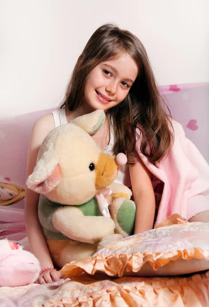 Chica joven con oso de peluche — Foto de Stock