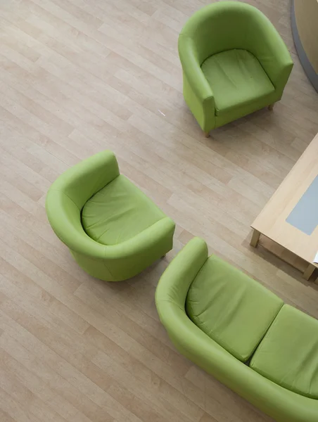 Resepsiyonda bekleyen.