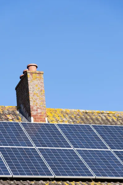 Solpaneler på ett hus tak. — Stockfoto