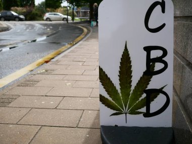 Şehir merkezinde Cannabidiol ürünleri satan CBD işareti