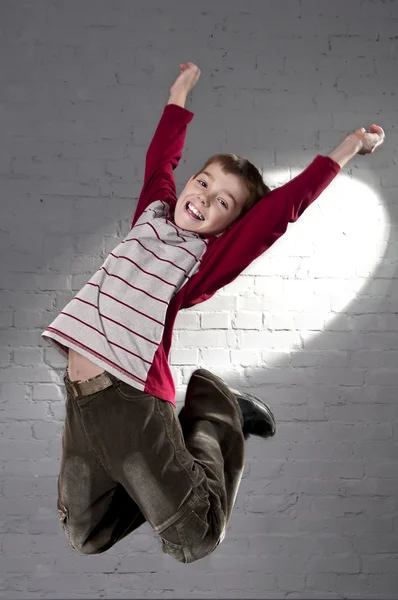 少年跳跃 — 图库照片