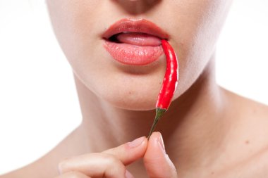 genç kadın üzerinde beyaz izole biber ile