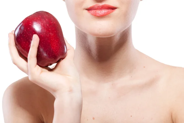 Retrato de una mujer sonriente sosteniendo manzana roja aislada en blanco — Foto de Stock