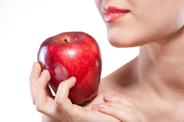 Portret uśmiechający się włos trzyma jabłko czerwony na białym tle — Zdjęcie stockowe