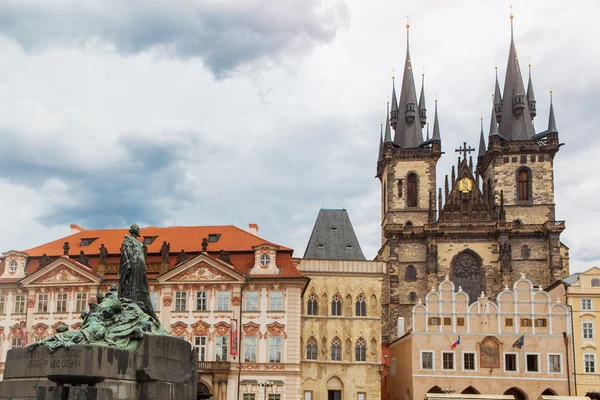 Άποψη της εκκλησίας tyn στην Πράγα — Stockfoto