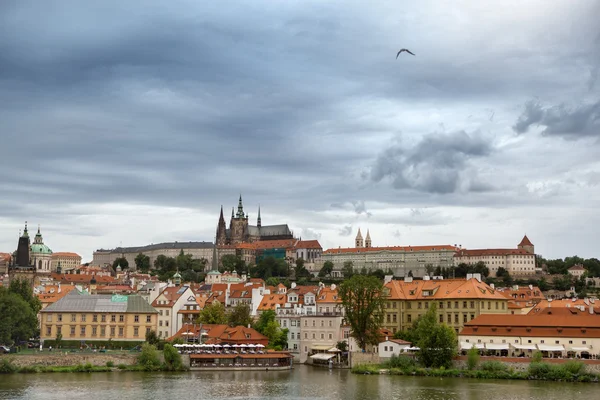 View of the district of Hradcany and St. Vitus Cathedral in Prag — Stock Photo, Image