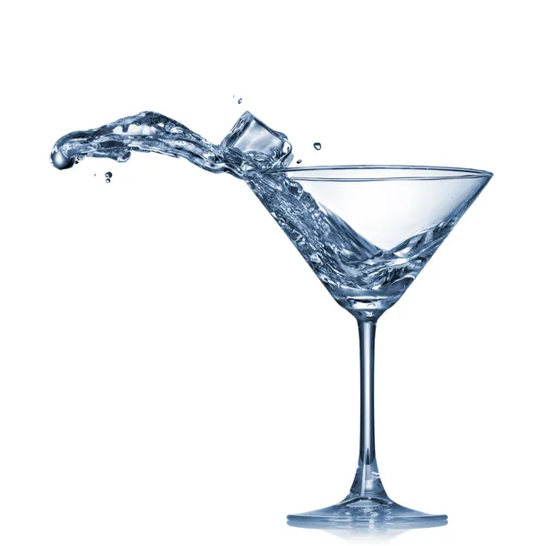 Martini respingo em vidro isolado em branco — Fotografia de Stock