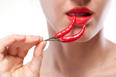genç kadın üzerinde beyaz izole biber ile