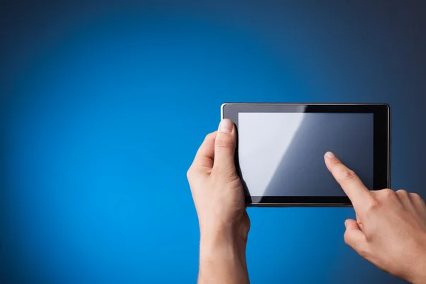 Mãos segurando Tablet PC em azul — Fotografia de Stock