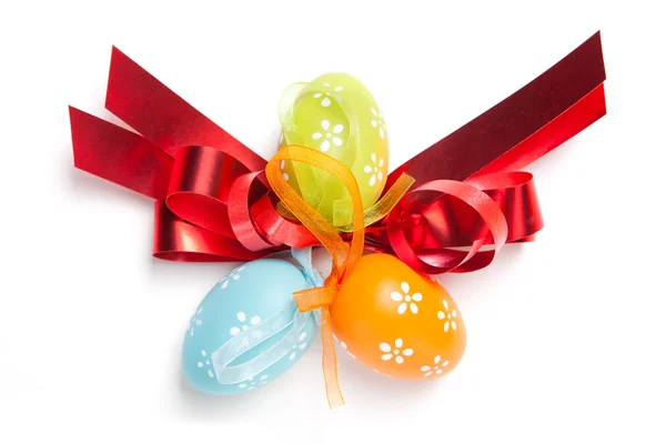 Huevos de Pascua de color aislados en blanco. vista superior — Foto de Stock