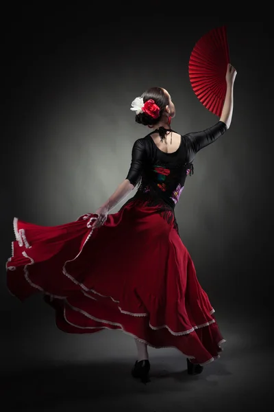 Jeune femme dansant flamenco sur noir — Photo