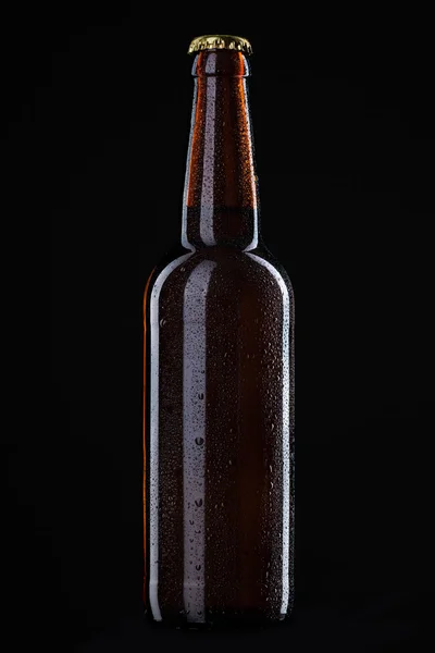 Botella de cerveza con gotas de agua aisladas en negro — Foto de Stock