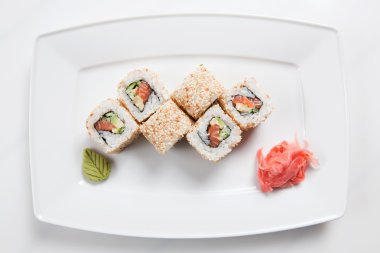 Beyaz tabaktaki Maki Suşi.