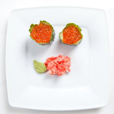 Havyar ve plaka üzerinde beyaz izole salatalık Sushi