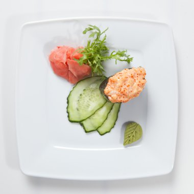 Beyaz tabaktaki suşi.