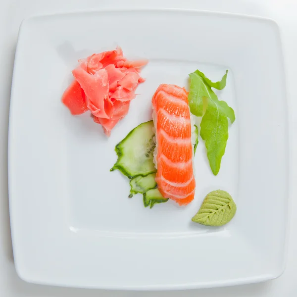 Sushi na płytce izolowane na białym — Zdjęcie stockowe