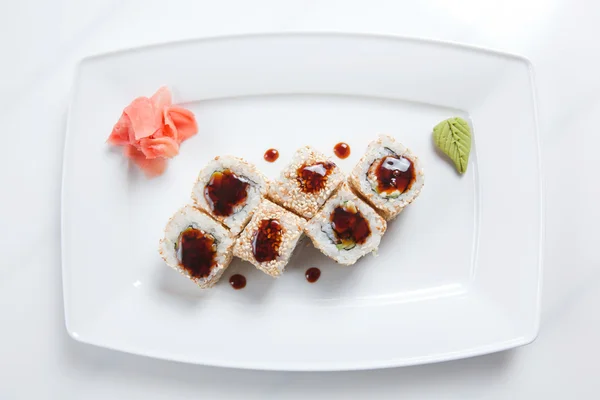 Sushi Maki sur plaque isolée sur blanc — Photo